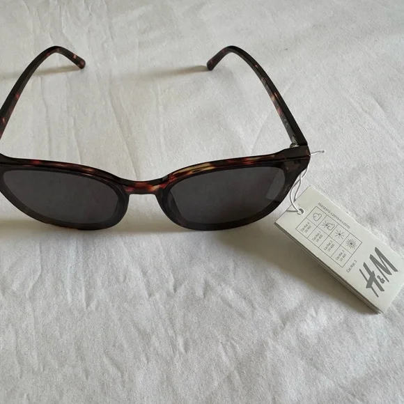 Stylish Tortoiseshell Sunglasses - Picture 3 of 8